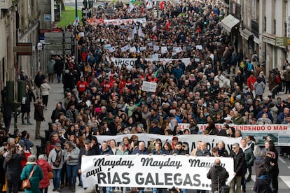 Centenares de personas durante la protesta celebrada este domingo en la capital gallega. 