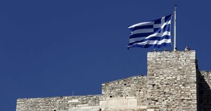 La bandera griesga en la Acropolis de Atenas.