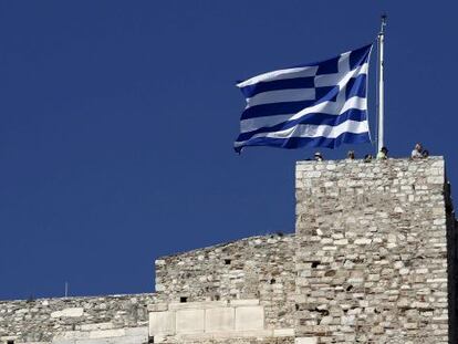 La bandera griesga en la Acropolis de Atenas.