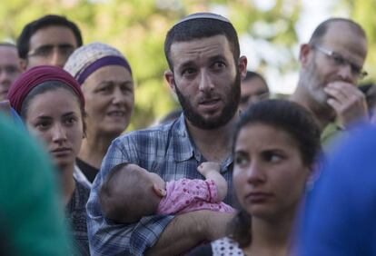 Varias personas asisten al funeral de la menor que falleció tras ser apuñalada por un palestino en un asentamiento judío de Cisjordania.