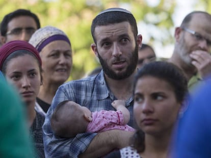 Varias personas asisten al funeral de la menor que falleci&oacute; tras ser apu&ntilde;alada por un palestino en un asentamiento jud&iacute;o de Cisjordania.