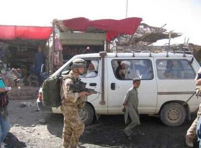 Un soldado británico patrulla por el mercado de la ciudad de Gyryshk, en la provincia de Helmand.