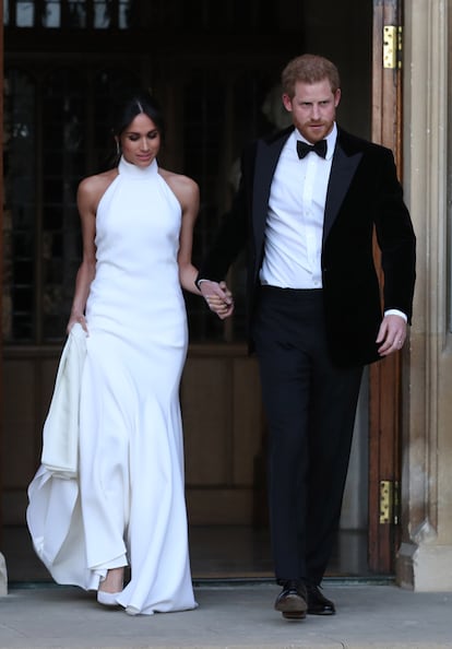 Los novios se han cambiado de ropa para estar más cómodos. Meghan Markle ha apostado por un elegante vestido blanco firmado por Stella McCartney, que ha combinado con unos zapatos de Aquazzura.