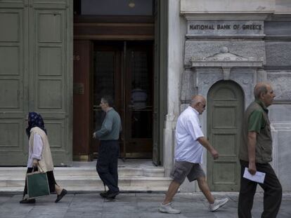 Viandantes, este lunes ante el Banco Central de Grecia en Atenas.