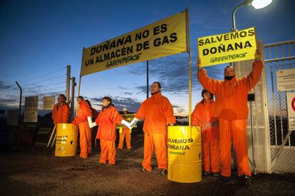 Protesta de Greenpeace en 2016 contra el almacén de gas natural en Doñana. 