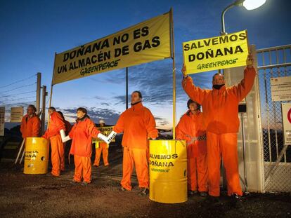Protesta de Greenpeace en 2016 contra el almacén de gas natural en Doñana. 