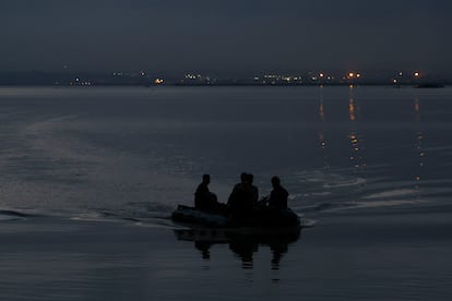 Efectivos de la Armada regresan tras realizar búsqueda de cadáveres en las distintas zonas de la Albufera de Valencia tras el paso de la dana. 