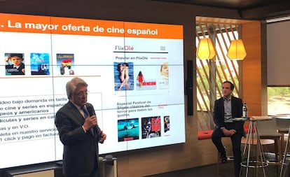 Enrique Cerezo presenta el acuerdpo de FlixOlé con Orange.