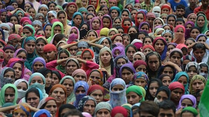 Mujeres de la Cachemira india durante un funeral de v&iacute;ctimas de violencia machista. 
