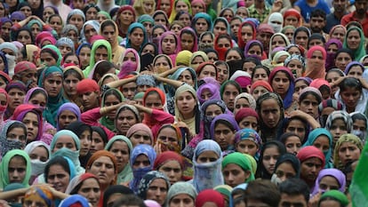 Mujeres de la Cachemira india durante un funeral de v&iacute;ctimas de violencia machista. 