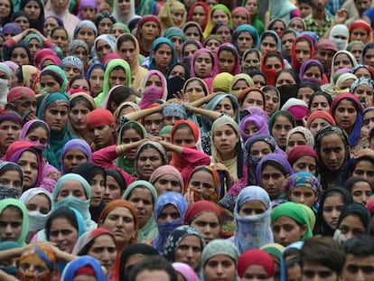 Mujeres de la Cachemira india durante un funeral de v&iacute;ctimas de violencia machista. 