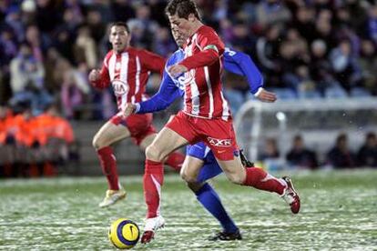 Fernando Torres avanza con el balón controlado para marcar el tercer gol del Atlético al Getafe.