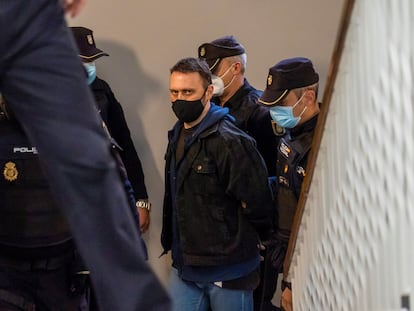 El acusado serbio Norbert Feher, más conocido como Igor el Ruso, llega escoltado por la policía a la Audiencia de Teruel, en su juicio por el triple asesinato de Andorra.