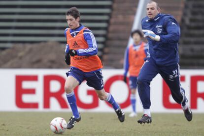 Sergio Escudero, con el balón, en el entrenamiento de ayer del Schalke.