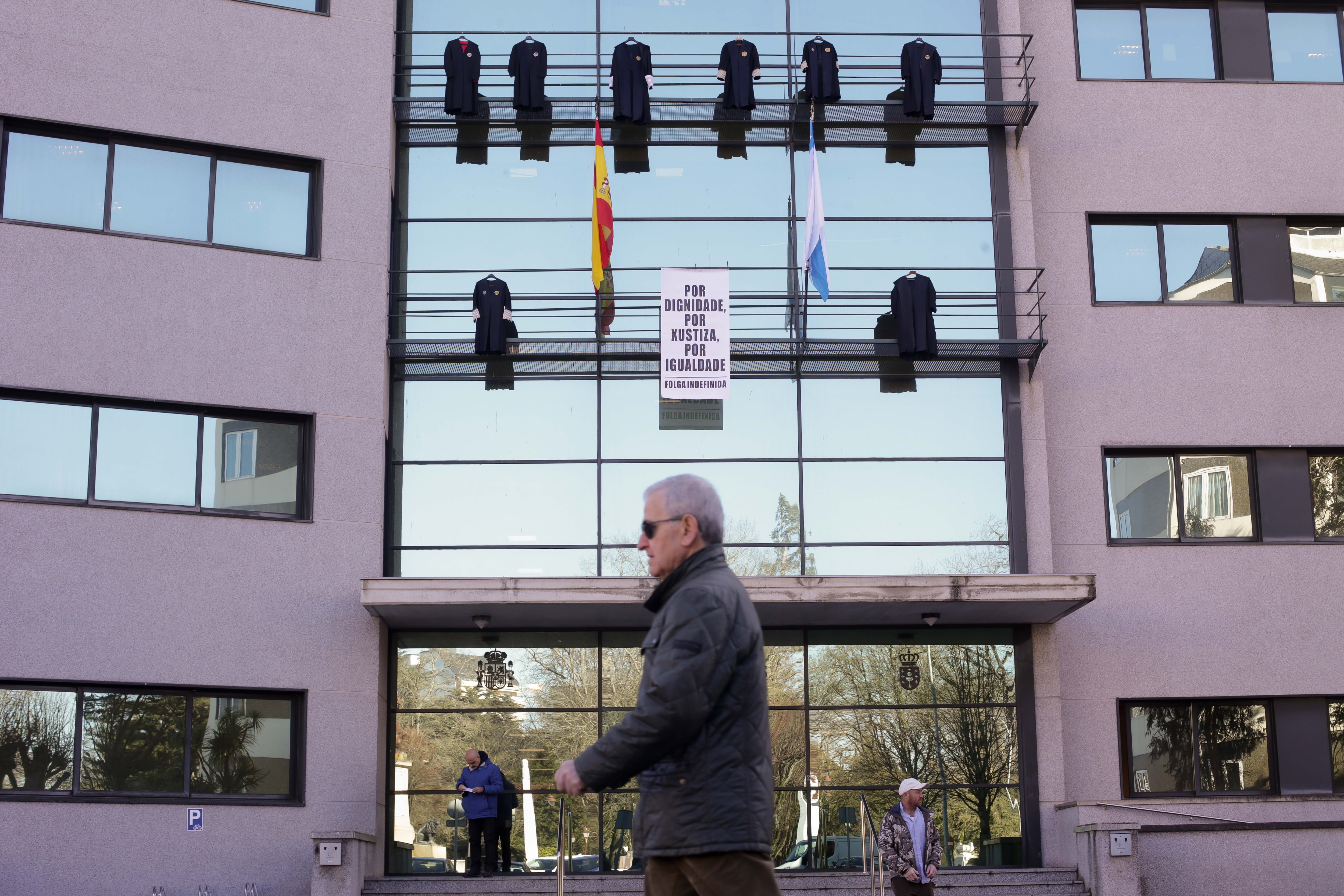 Togas de letrados de la Administración de Justicia de Lugo colgadas en la fachada de los juzgados de la ciudad, el pasado 3 de febrero.