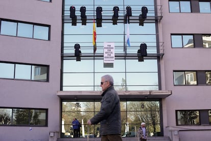 Togas de letrados de la Administración de Justicia de Lugo colgadas en la fachada de los juzgados de la ciudad, el pasado 3 de febrero.