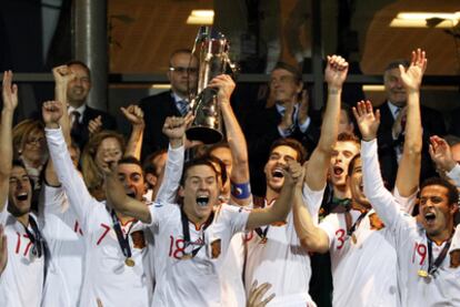 Los jugadores españoles reciben el trofeo en el palco presidencial.