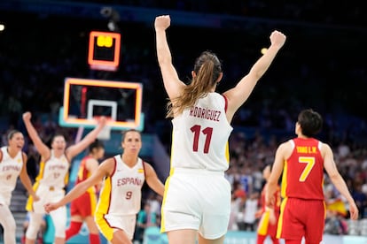 Leonor Rodríguez (España) celebra la victoria de su equipo en baloncesto femenino tras vencer a China, el 28 de julio. 
