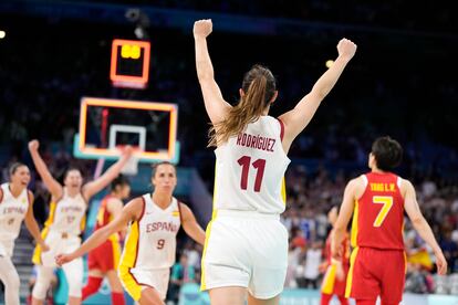 Leonor Rodríguez (España) celebra la victoria de su equipo en baloncesto femenino tras vencer a China, el 28 de julio.