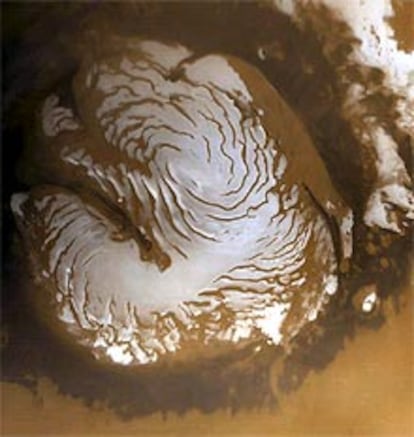 Una imagen de Marte en la que las zonas claras son restos de hielo que permanece durante la época más calurosa.  X