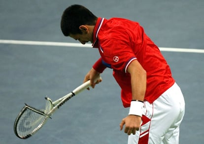 Novak Djokovic rompe su raqueta durante una eliminatoria de la Copa Davis contra el tenista francés Gael Monfils, en el Belgrado Arena (Serbia), el 5 de diciembre de 2010.