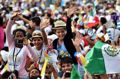 La multitud saluda al papa Francisco a su llegada a la plaza de la Revolución en La Habana.