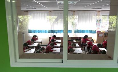 Alumnos realizando el examen de matemáticas de 3º de primaria en Madrid.