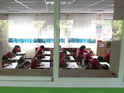 Alumnos realizando el examen de matemáticas de 3º de primaria en Madrid.