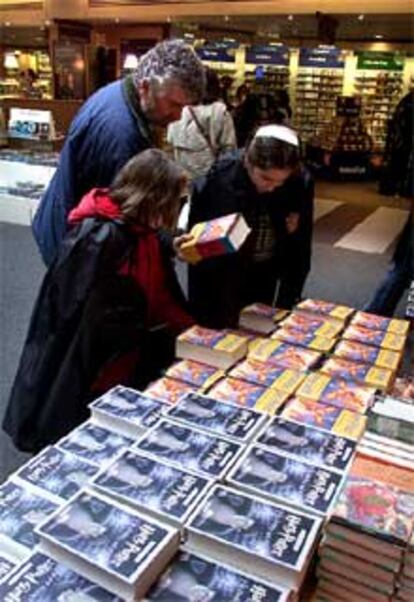 Un padre y sus hijas acuden a la FNAC de Barcelona para comprar el libro 'Harry Potter y la Orden del Fénix'.