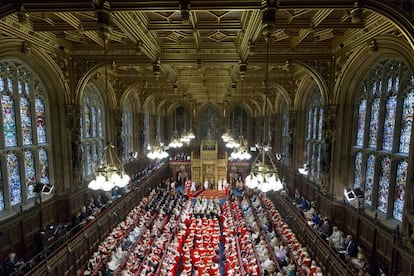 La reina Isabel II pronuncia su discurso en el trono junto al príncipe Felipe, duque de Edimburgo; el príncipe Carlos, príncipe de Gales, y Camila, duquesa de Cornualles, en el Palacio de Westminster.
