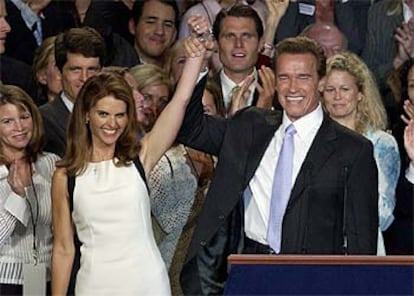 Schwarzenegger celebra la victoria junto a sus seguidores y su esposa.