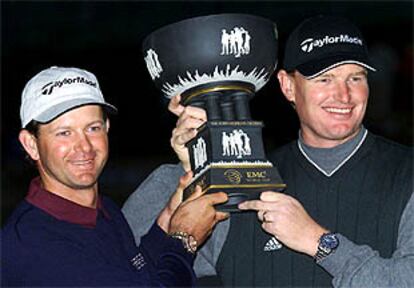 Retief Goosen (izquierda) y Ernie Els, con el trofeo de la Copa del Mundo.