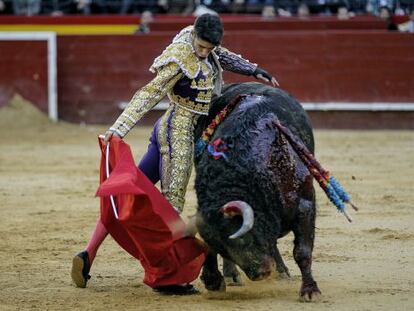 El diestro pacense Alejandro Talavante durante su faena con la muleta al toro Superior, al que cort&oacute; una oreja. 