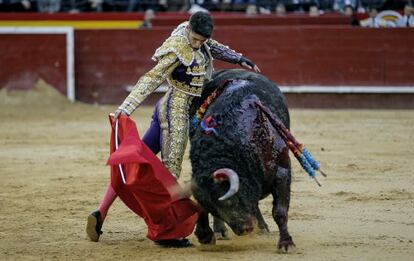 El diestro pacense Alejandro Talavante durante su faena con la muleta al toro Superior, al que cort&oacute; una oreja. 