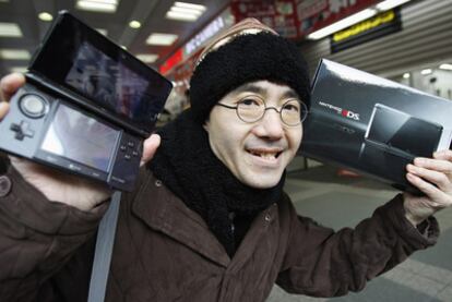 Toyohisa Ishihara, uno de los primeros compradores de la nueva consola Nintendo DS 3D, en Tokio.