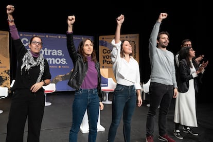 Ione Belarra e Irene Montero, junto a otros representantes de Podemos en un acto del partido en Madrid el 4 de noviembre.
