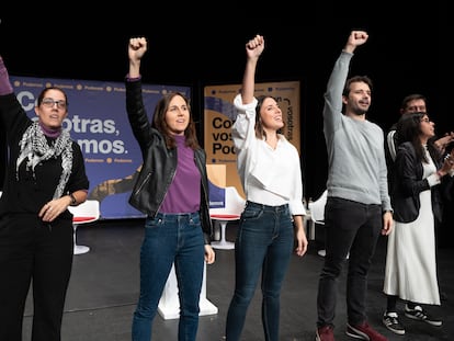 Ione Belarra e Irene Montero, junto a otros representantes de Podemos en un acto del partido en Madrid el 4 de noviembre.