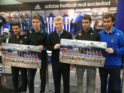 Vela, Martinez, Mayores, Prieto y González, de izquierda a derecha con el nuevo poster de la plantilla.