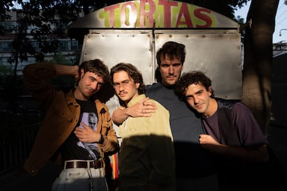 De izquierda a derecha Nico Yubero, Rubén Almonacid, Juan Rojo y Lucas Sierra, integrantes del grupo de ‘noise’ pop madrileño La Paloma, en entrevista con EL PAÍS este marzo en Ciudad de México.