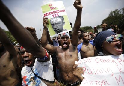 Estudiantes de Papúa Occidental participan en una protesta contra el racismo y la independencia de su región, frente al palacio presidencial en Yakarta (Indonesia).