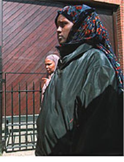 Dos mujeres musulmanas caminan por el barrio londinense de Peckham.