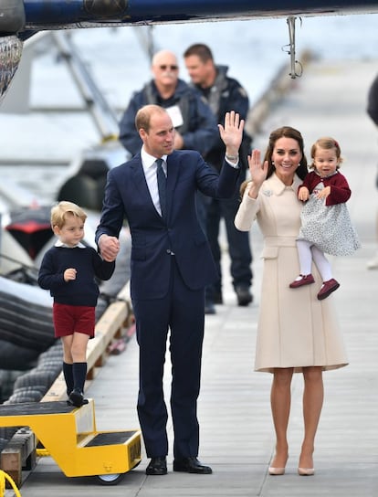 Guillermo de Inglaterra, su esposa Kate Middleton y sus hijos se despiden en el aeropuerto de Victoria tras tour real por tierras canadienses.