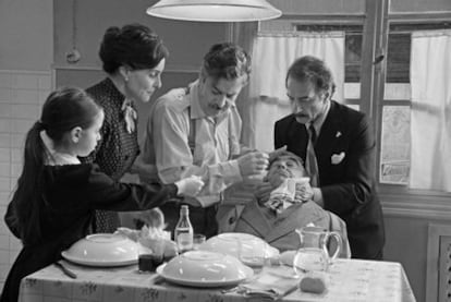 Escena de la película <b><i>Los muertos no se tocan, nene, </b></i>de José Luis García Sánchez.