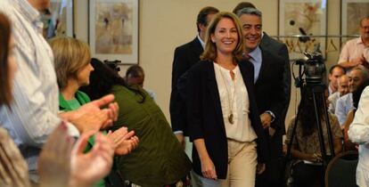 La presidenta del PP vasco, Arantza Quiroga, este lunes en la clausura de la convención de cargos en Álava, junto a Javier de Andrés.