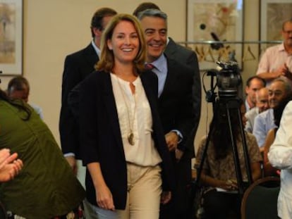 La presidenta del PP vasco, Arantza Quiroga, este lunes en la clausura de la convención de cargos en Álava, junto a Javier de Andrés.