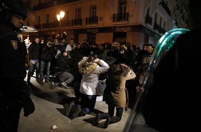  La Polic&iacute;a ha detenido a un total de 12 personas tras cargar contra un grupo de varios j&oacute;venes encapuchados, entre la Glorieta CarlosV y la Calle Atocha