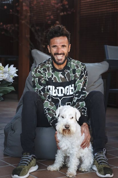 El exatleta y campeón europeo Chema Martínez, con su perro Runnin en su casa de Las Rozas.