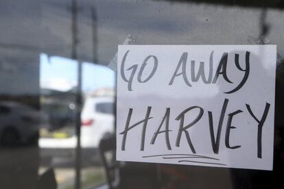 Un cartel en la puerta de una cafetería en Corpus Christi, Texas, antes de la llegada del huracán Harvey.