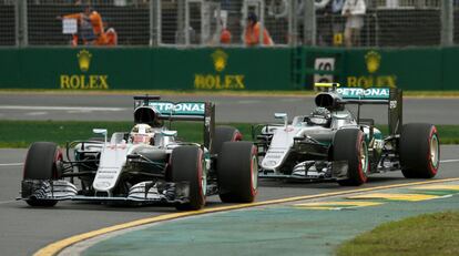 Hamilton y Rosberg, durante la clasificaci&oacute;n. 