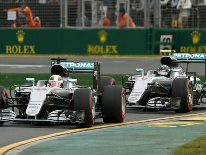 Hamilton y Rosberg, durante la clasificaci&oacute;n. 